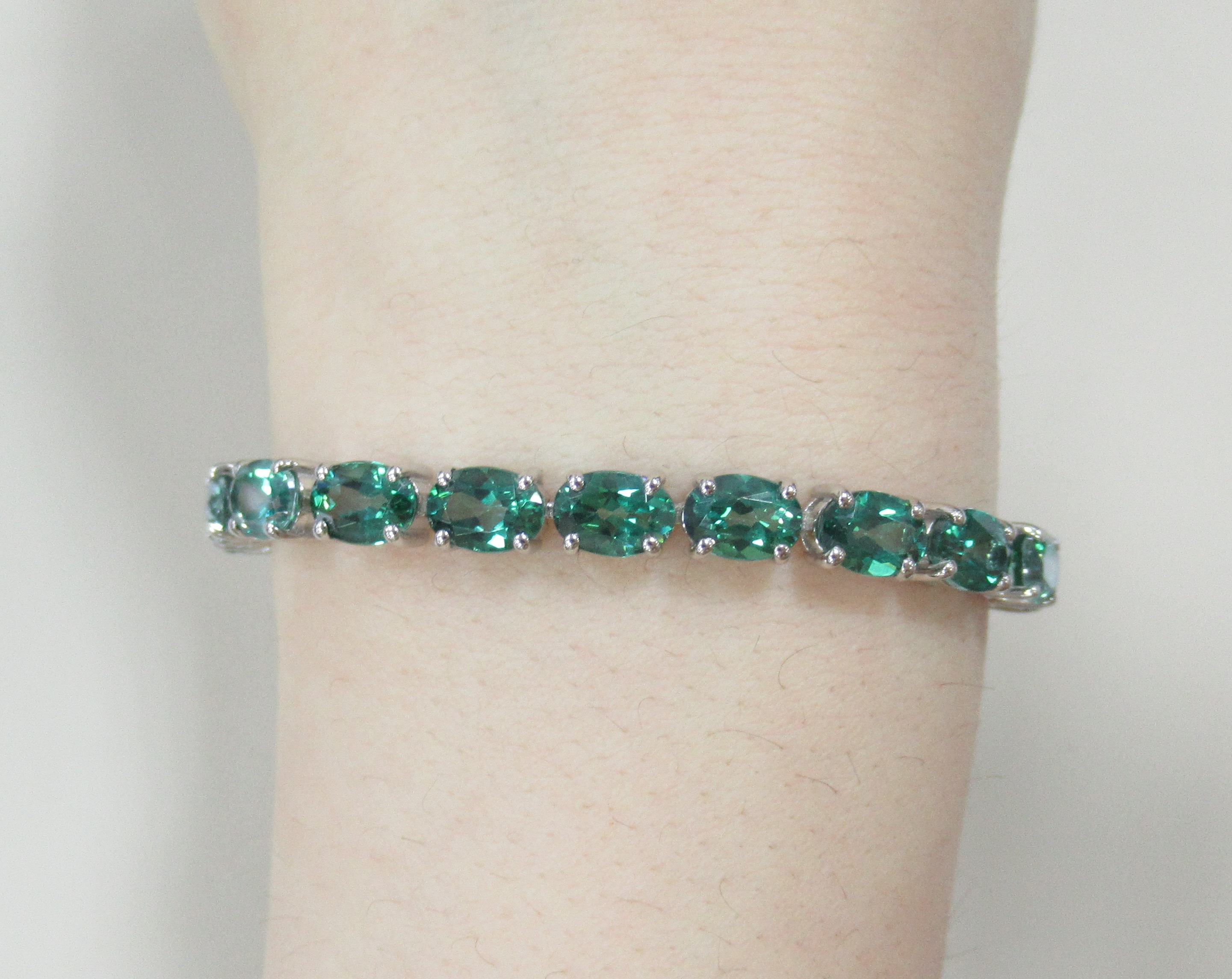 Серебряный браслет с зелеными топазами